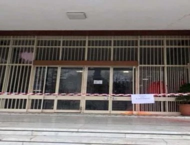 Λάρισα: Στόχος επίθεσης με μπογιές τα δικαστήρια